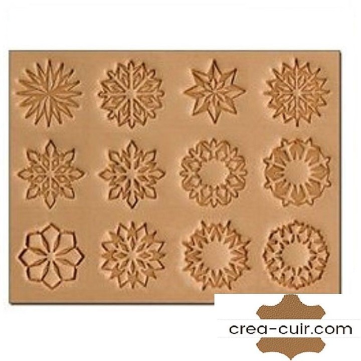 Lot de 12 matoirs 3D géométriques d'environ 13x13 mm avec leur manche, aux formes carrées, rondes, triangles, cœur et croix.