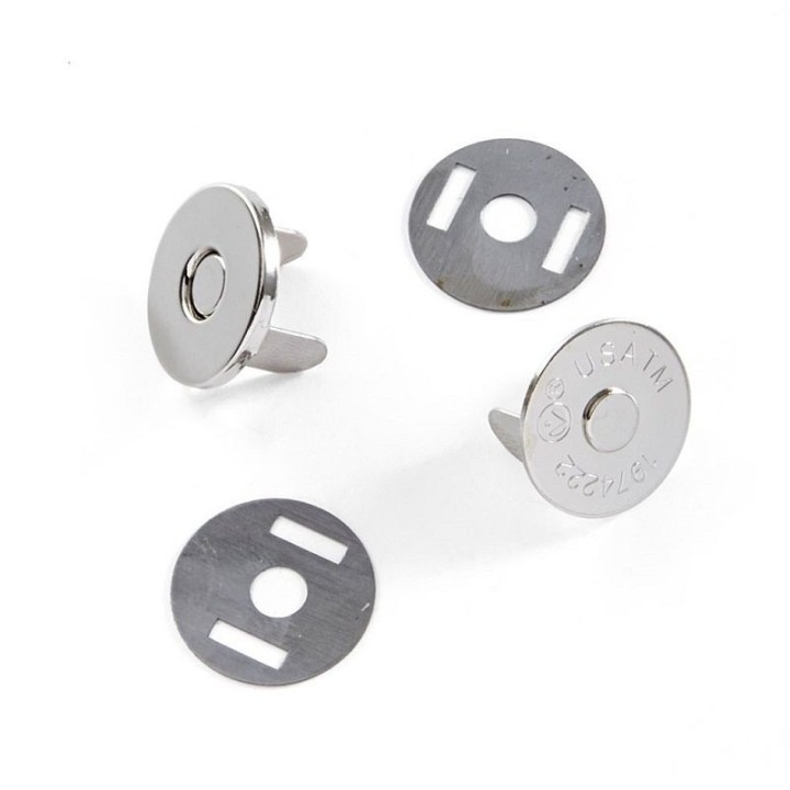 Détail des griffes de fixation à rabattre du fermoir aimanté 18 mm pour maroquinerie