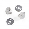 Détail des griffes de fixation à rabattre du fermoir aimanté 18 mm pour maroquinerie