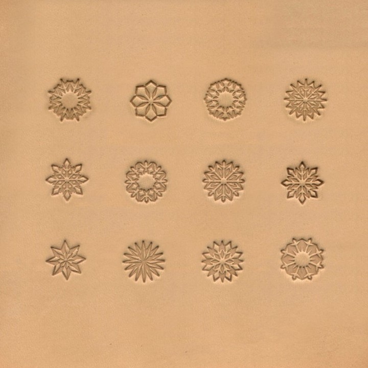 Empreinte de matoirs géométriques 3D frappée sur du cuir tanné végétal humidifié, créant des motifs décoratifs.