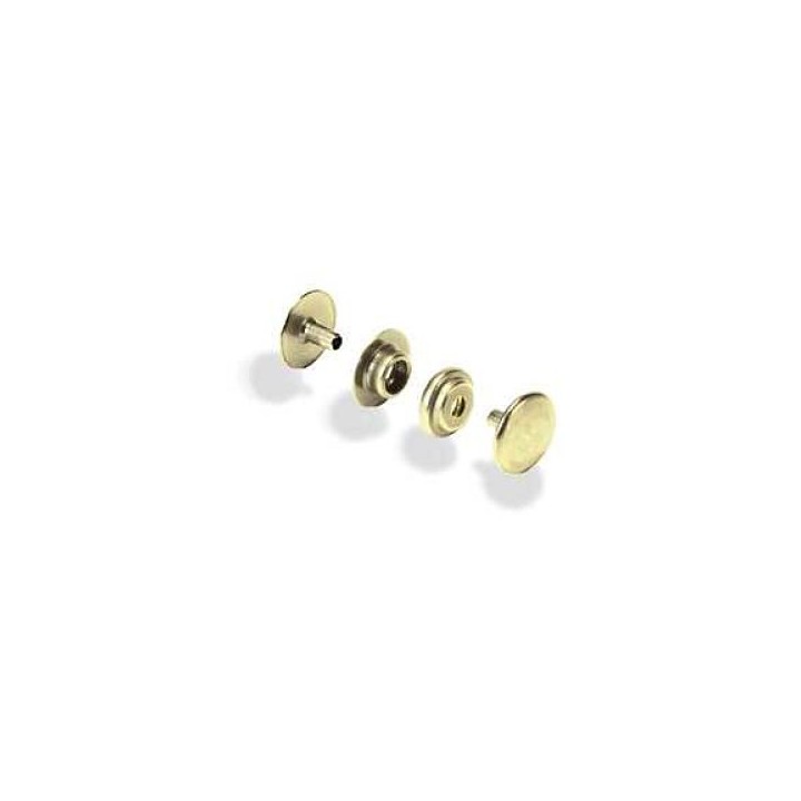Bouton pression 13mm posé sur création en cuir de maroquinerie.