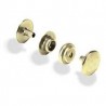 Bouton pression 13mm posé sur création en cuir de maroquinerie.