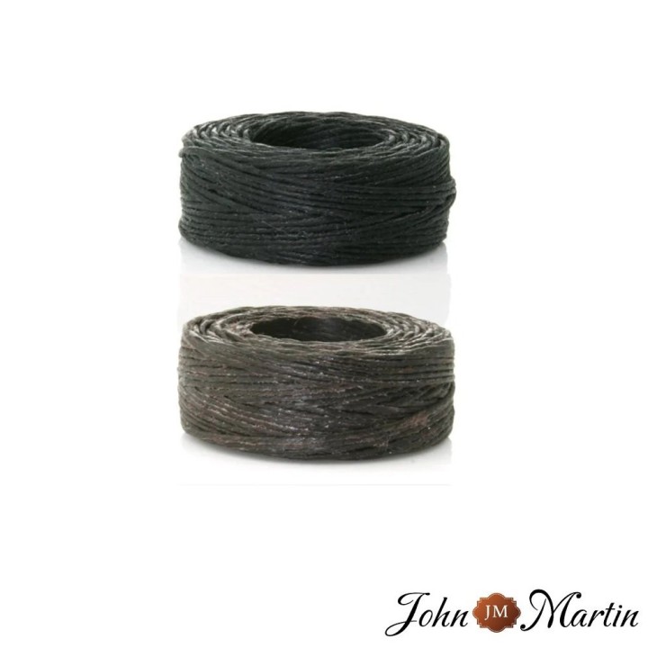 Gros plan du fil de lin ciré pour maroquinerie, diamètre d’environ 1,2 mm, disponible en brun ou noir