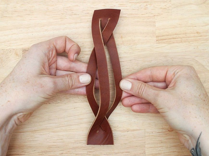 Tressage du cuir : début