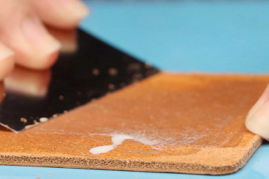 Quelle colle pour le cuir? Guide des colles, techniques et outils